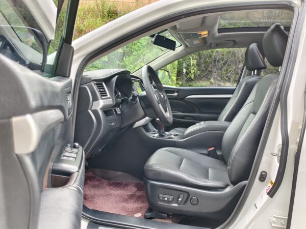 2015 model Toyota Highlander(white)