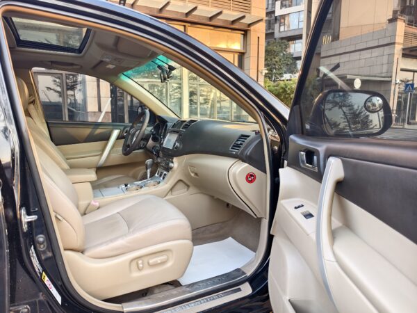 2011 model Totoya Highlander