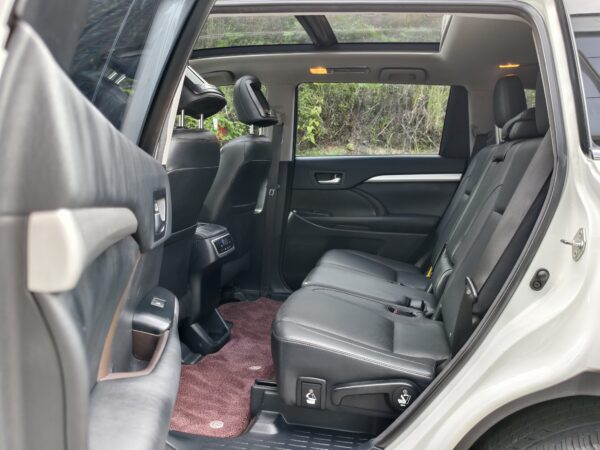 2015 model Toyota Highlander(white)