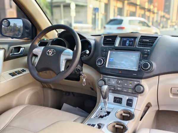 2016 model Toyota Highlander(black)