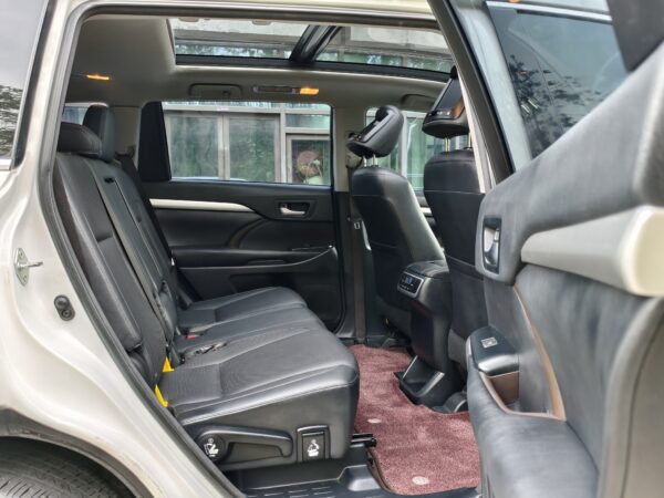 2015 model Toyota Highlander(white)
