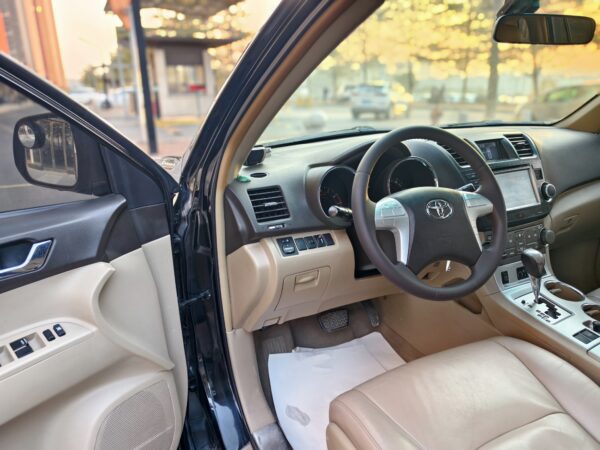 2011 model Totoya Highlander