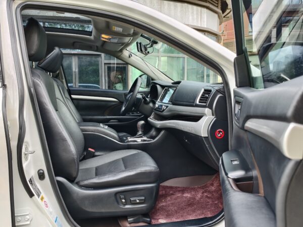 2015 model Toyota Highlander(white)