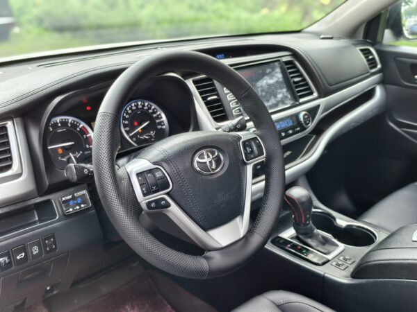 2015 model Toyota Highlander(white)