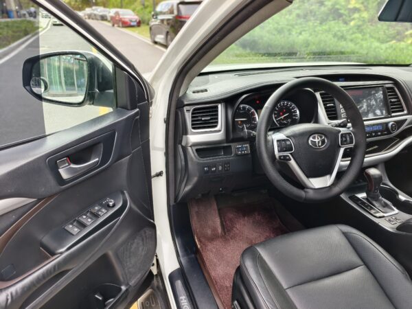 2015 model Toyota Highlander(white)