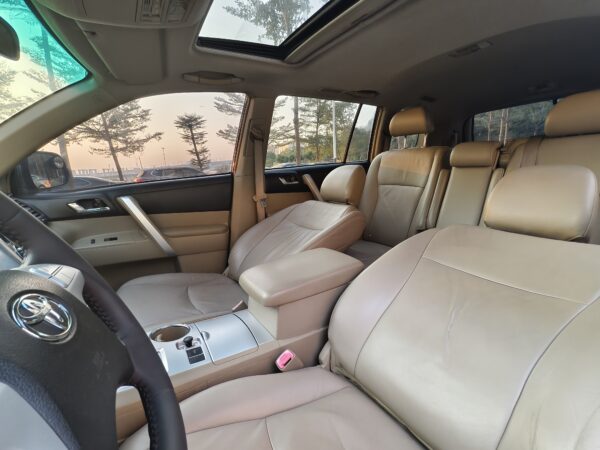 2011 model Totoya Highlander