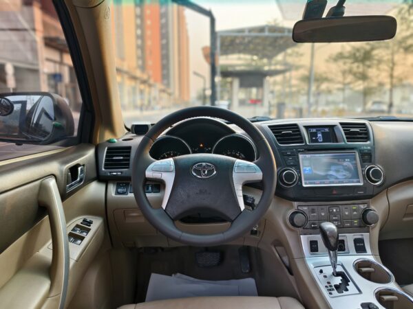 2016 model Toyota Highlander(black)