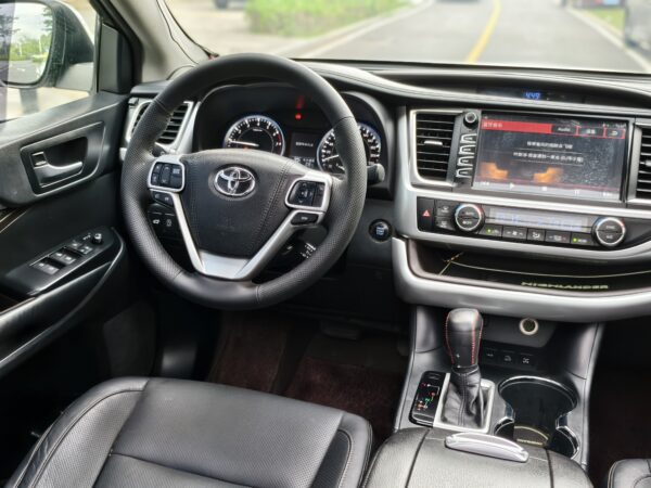 2015 model Toyota Highlander(white)