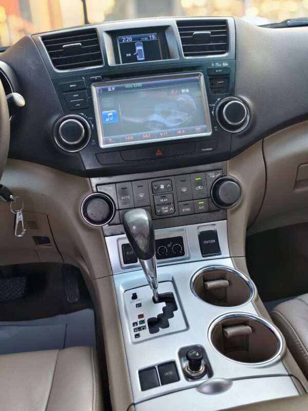 2011 model Totoya Highlander