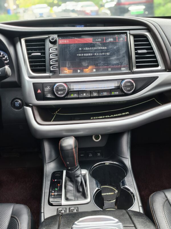 2015 model Toyota Highlander(white)