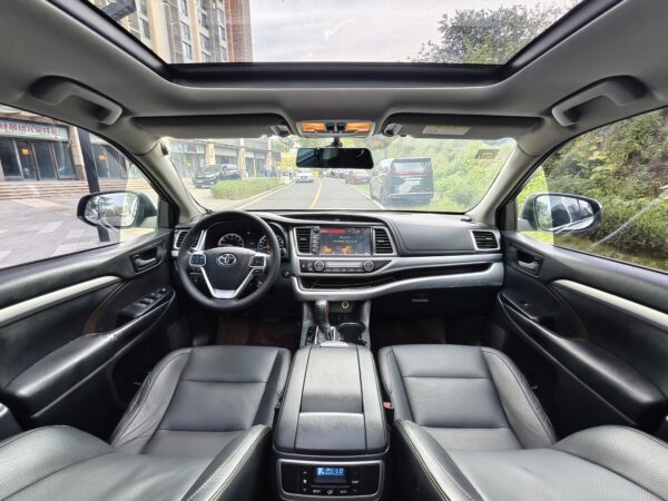 2015 model Toyota Highlander(white)