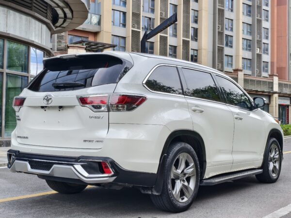 2015 model Toyota Highlander(white)