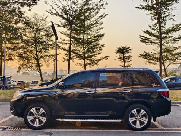 2011 model Totoya Highlander