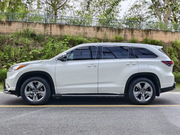 2015 model Toyota Highlander(white)