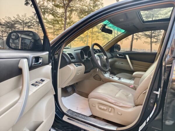 2011 model Totoya Highlander